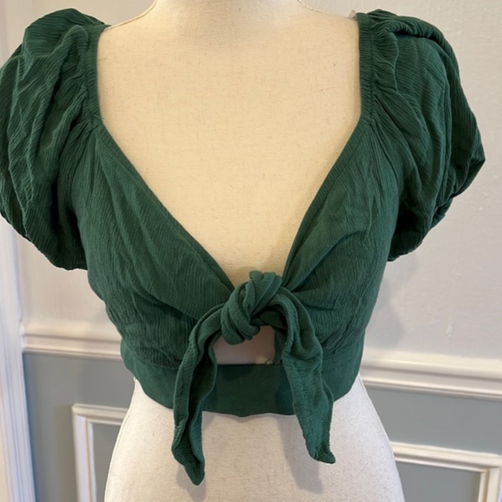 LIKE NEW EMERALD GREEN TIE RUFFLE SLEEVE CROP TOP - SIZE S